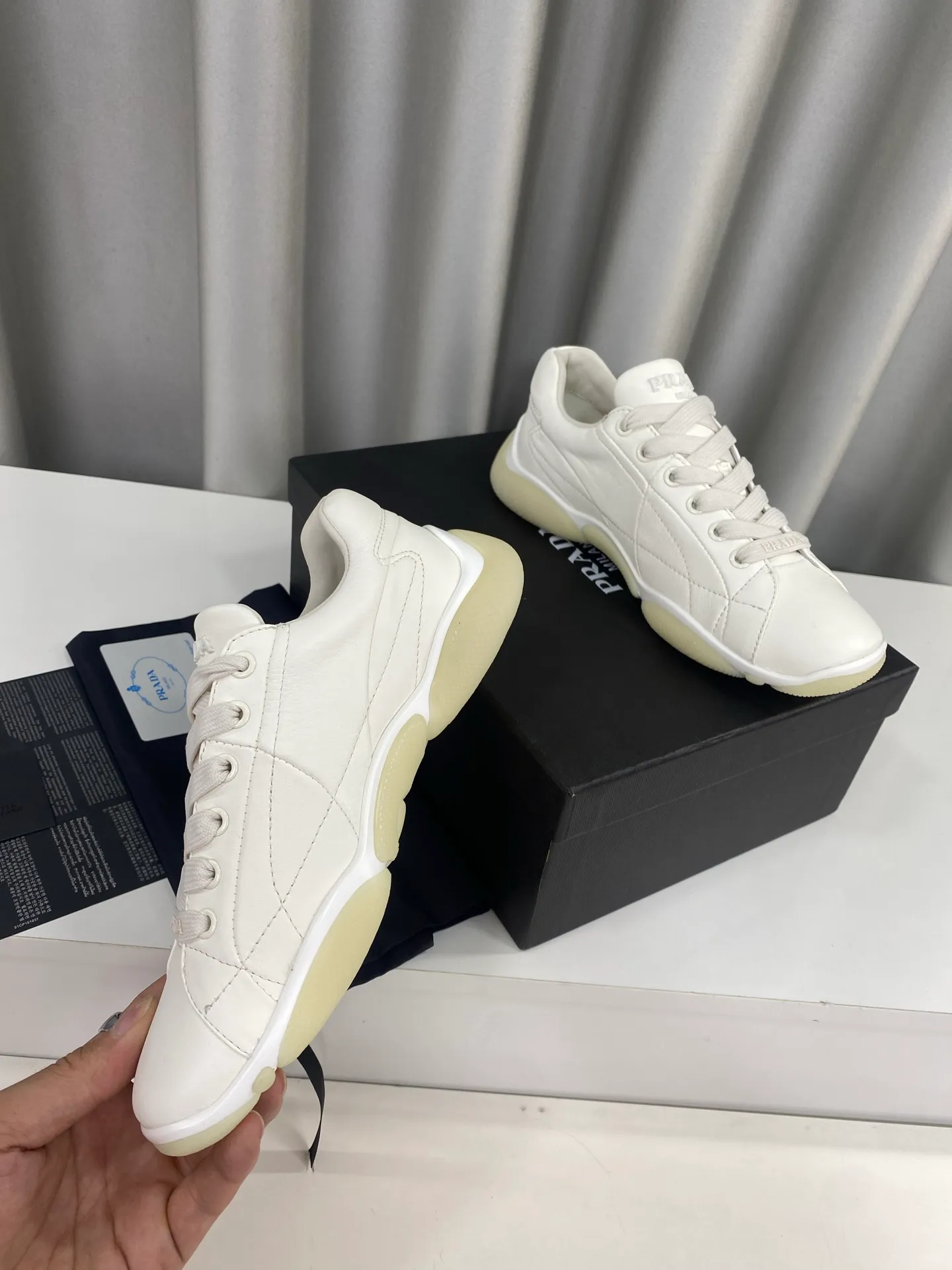 👟👟Ex-factory price 520👟👟 Prada 25ss spring and summer new moral training shoes casual shoes! Seikoly manufactured, even stitching, leather texture visible, multi-color stitching, fashionable and generous, soft, comfortable and breathable, decorated with PRADA letter logo on the outside It comes with a fabric lining, silver-plated logo cowhide foot pads, and P's exclusive rubber outsole. The details are meticulously crafted, making it a versatile item for travel! ▪Upper: Made of original imported cowhide ▪Inner foot pads: sheepskin ▪Sole: Original customized rubber outsole ▪Size: 35-40 (40 orders are not returnable)
